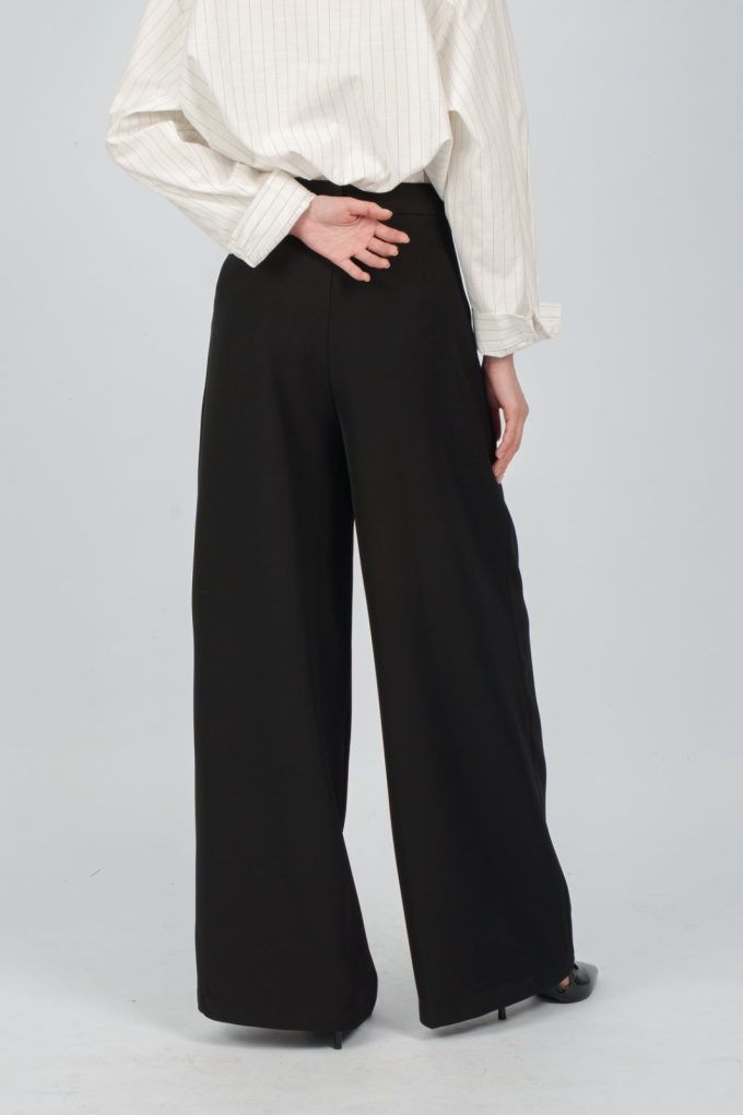 PINGOH  PANTALONE WIDE LEG NERO   Libertà di movimento, minimalismo e funzionalità.