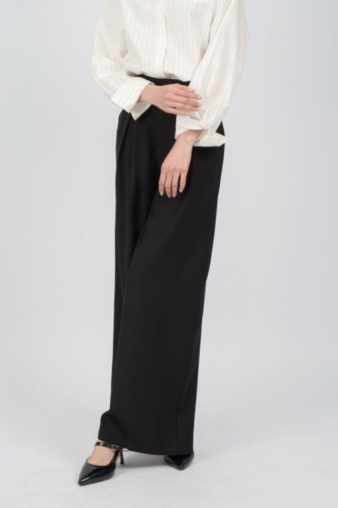 PINGOH  PANTALONE WIDE LEG NERO   Libertà di movimento, minimalismo e funzionalità.